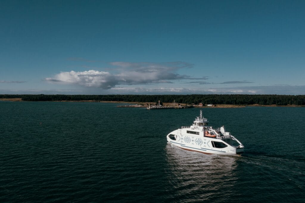 Fähre vor der Küste Estlands